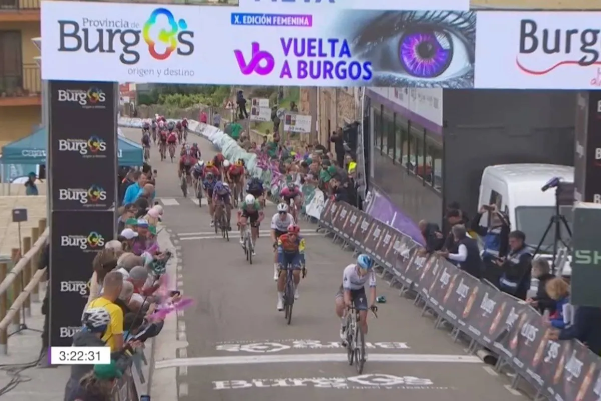 Daar is ze weer! Wiebes sprint ploeggenote Kopecky eruit en wint eerste etappe van Vuelta a Burgos