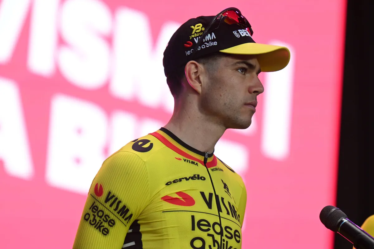 LIVE etappe 1 Giro d'Italia 2025 | Peloton haalt koplopers terug, explosieve finale in Tirana gaat beginnen!