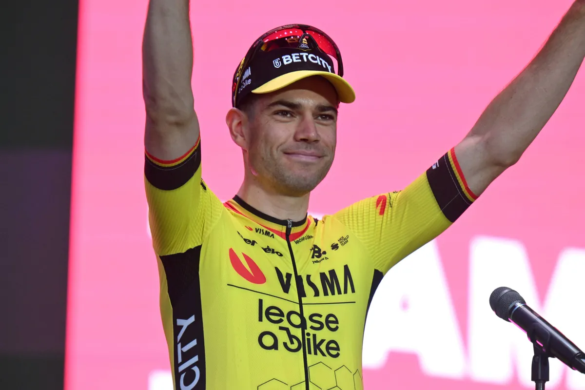 LIVE etappe 1 Giro d'Italia 2025 | Renners bijna van start voor jacht op eerste roze!