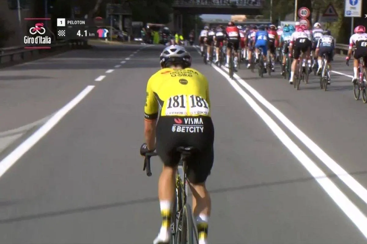 Van Aert lost vroeg, maar Visma | LaB ziet ondanks teleurstelling ook hoopgevende tekens: 'Voelde zich wat beter'