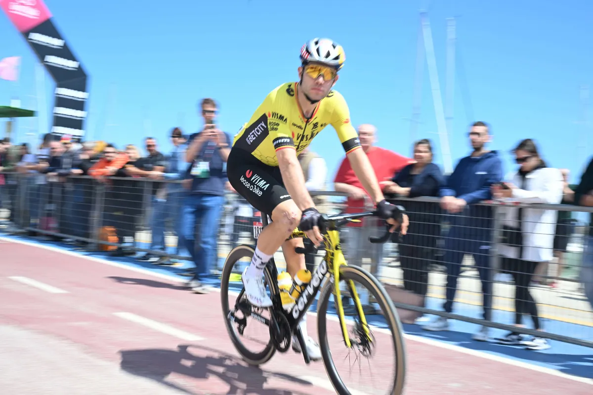 LIVE etappe 9 Giro d'Italia 2025 | Renners begonnen aan eerste gravelstrook in 'straderit'