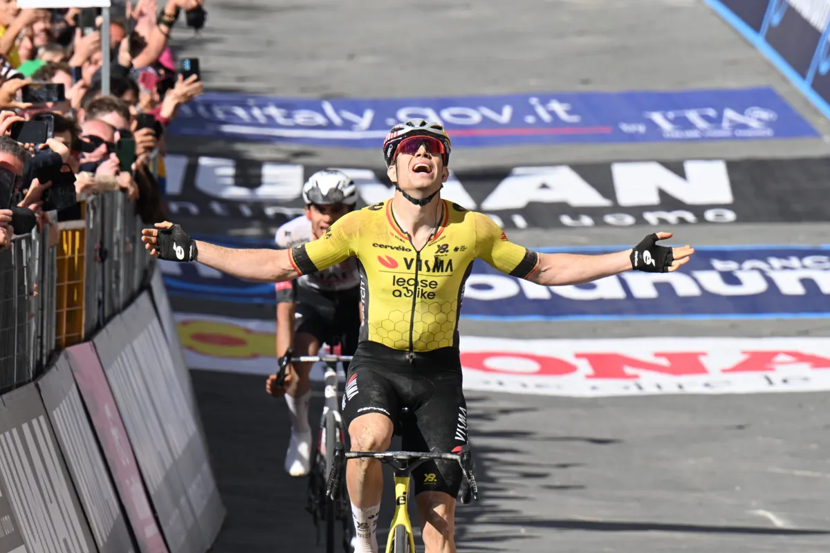 🎥 Samenvatting etappe 9 Giro d'Italia 2025: Van Aert wint na zinderend spektakel de behoorlijk chaotische gravelrit