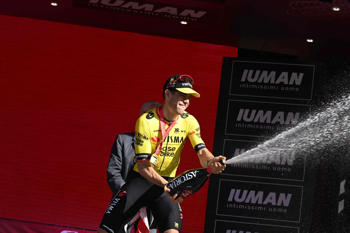 Is Van Aert helemaal terug? Niemand reed ooit sneller Siena binnen, zo blijkt uit monsterlijke Strava-data