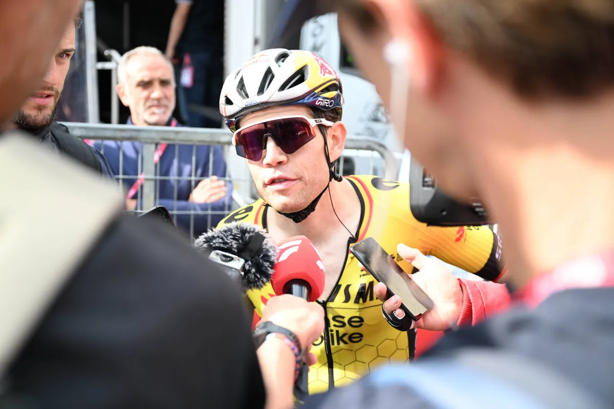 LIVE etappe 14 Giro d'Italia 2025 | Wout van Aert verwacht '50/50'-rit en chaotische finale
