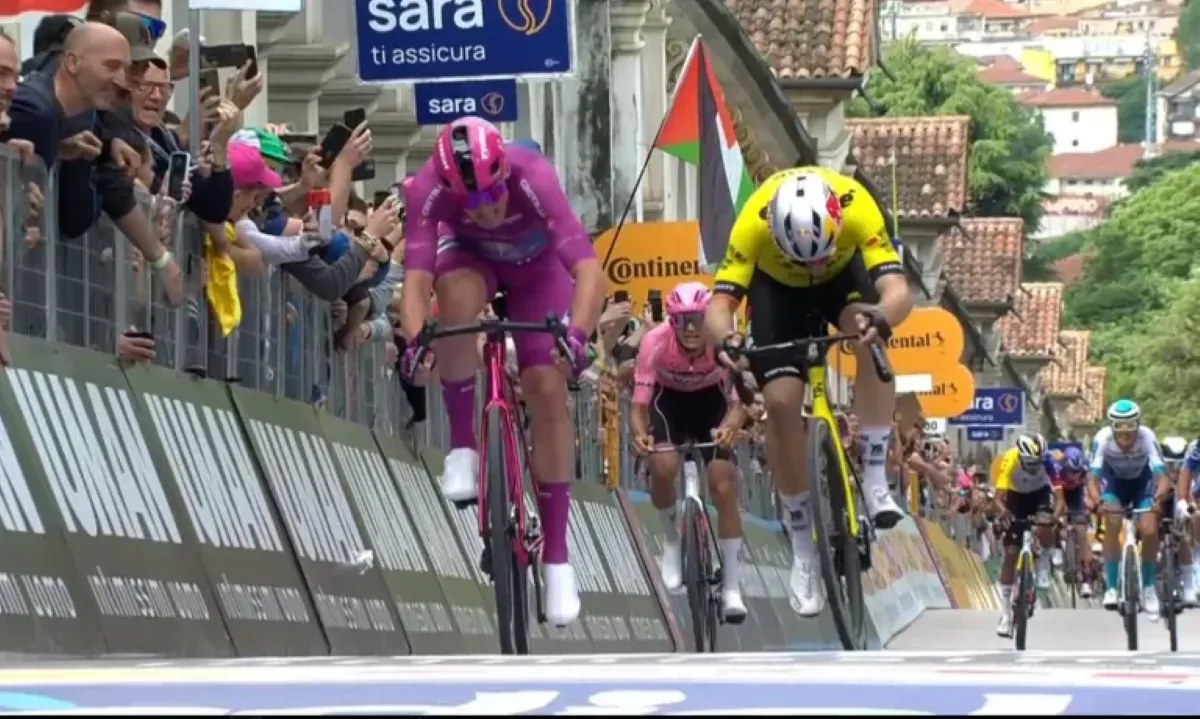 Wout van Aert miste bocht in voorfinale: 'Wilde niemand in gevaar brengen, maar grote cartouche verschoten'
