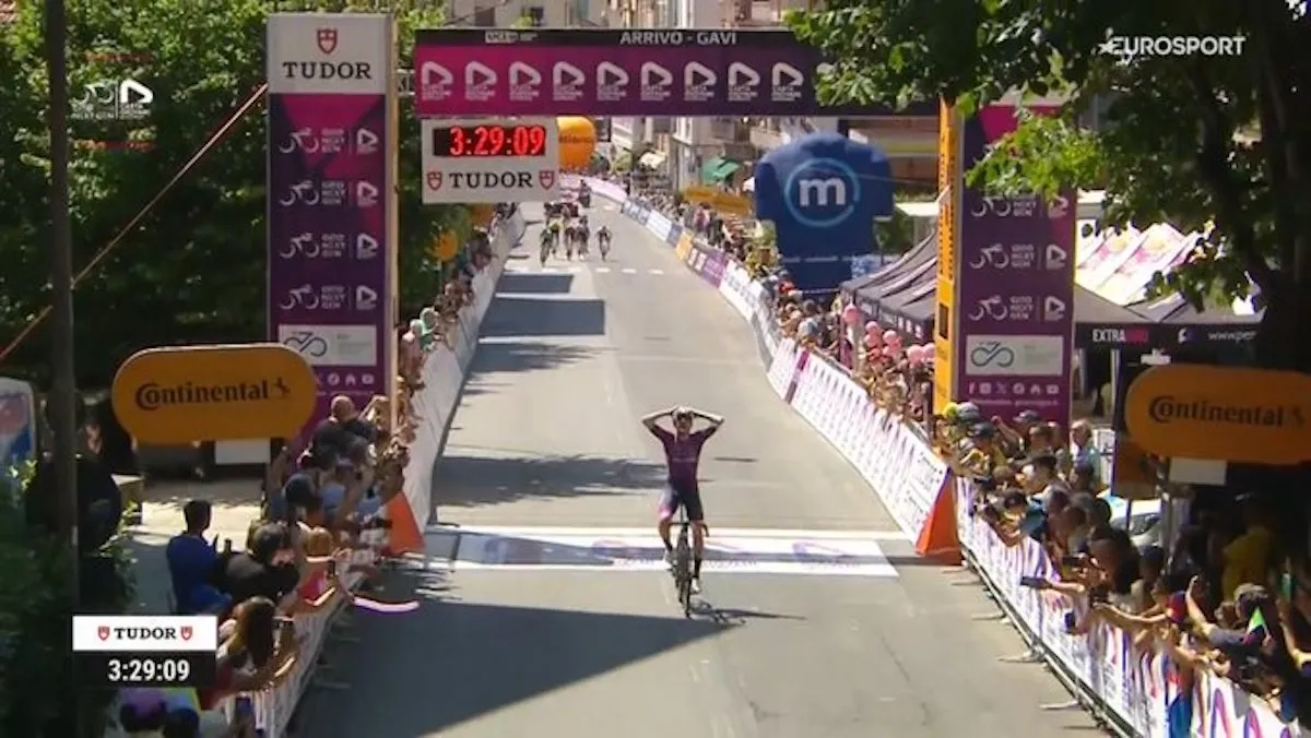 Giro Next Gen op z'n kop: Widar verliest leiderstrui aan Tuckwell, waar Rafferty (Jayco) voor nieuwe Ierse zege zorgt