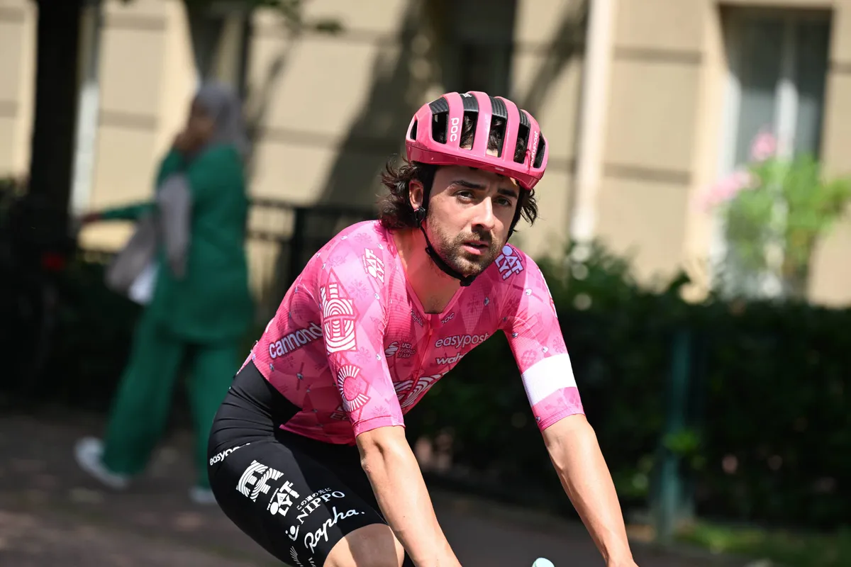 LIVE etappe 10 Tour de France 2025 | Kopgroep met Arensman dunt verder uit, Healy virtueel in het geel