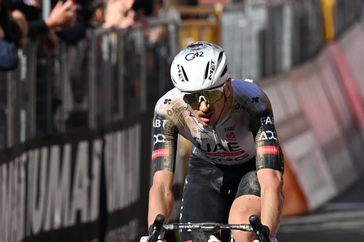McNulty (UAE) deelt zijn versie van Giro-verhaal: 'Top 10 rijden in grote ronde was klein doel in mijn loopbaan'