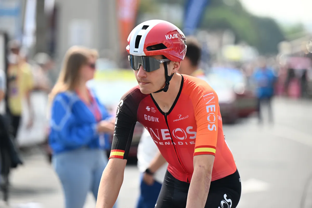 INEOS-kopman Rodríguez moet Tour verlaten na bekkenbreuk in etappe 17, ook Vuelta en WK in gevaar