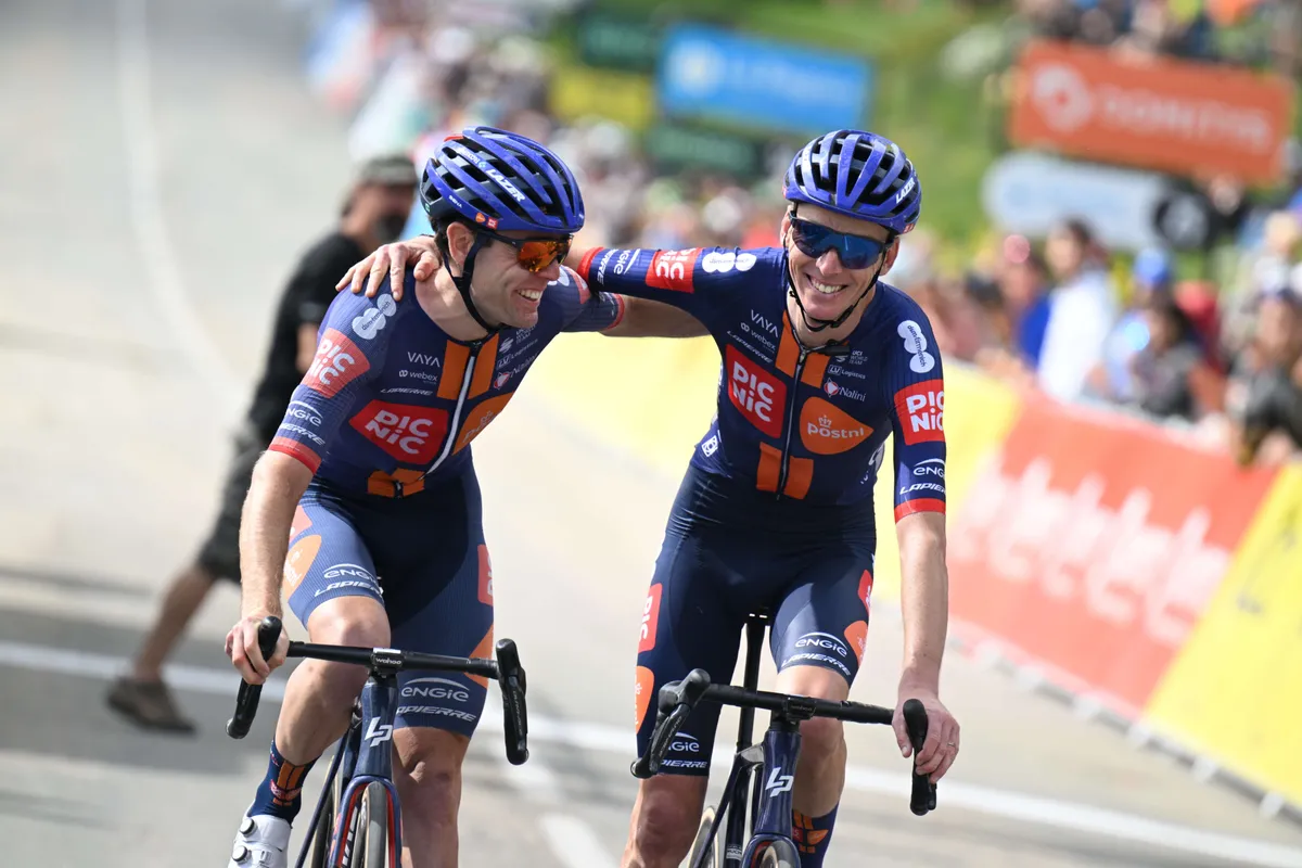 🎥 Merci Romain! Bardet heeft na afscheidsvideo en erehaag zijn laatste koers gereden: 'Vandaag was gewoonweg prachtig'