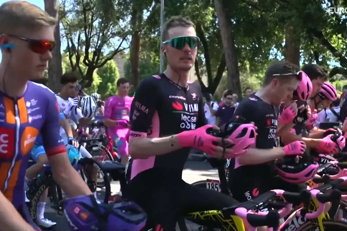 🎥 Giro d'Italia-peloton houdt minuut stilte voor Daisy Gesink: Gijs Leemreize en Visma | Lease a Bike op eerste rij