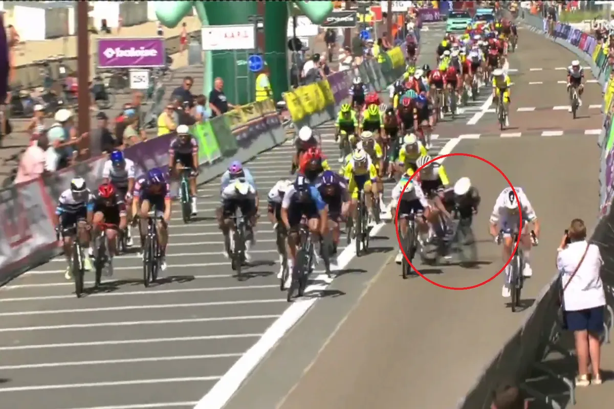 🎥 Hoe blijft hij zitten?! Philipsen vermijdt op wonderbaarlijke wijze nare crash in Baloise Belgium Tour