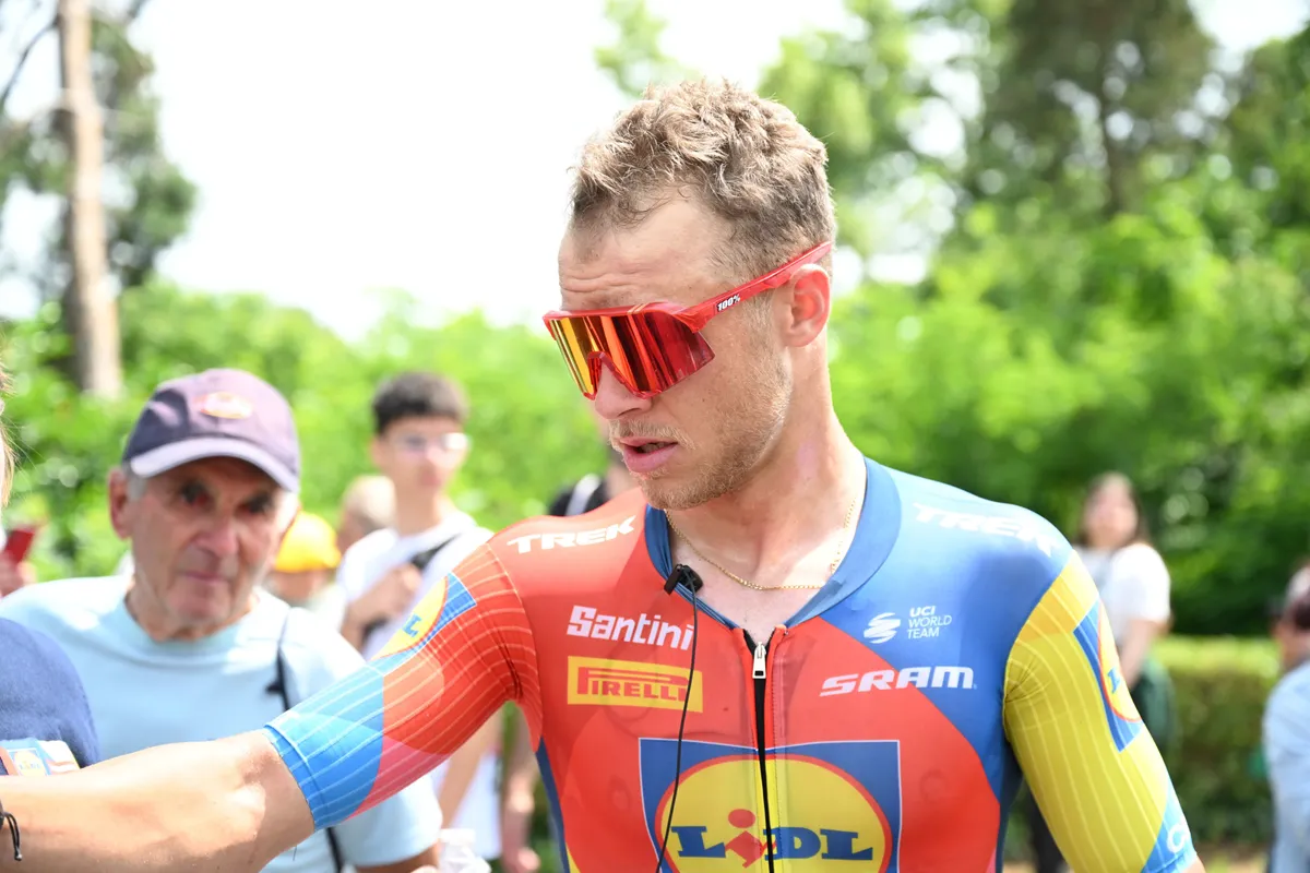 LIVE etappe 2 Critérium du Dauphiné 2025 | Milan gelost, maar keert daarna terug richting spannende finale