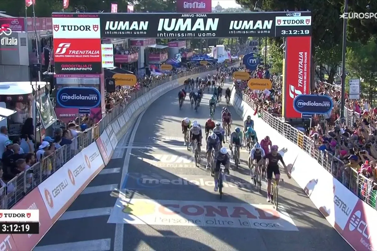 Kooij keizer van Rome na perfecte lead-out van Van Aert en Affini: Yates eindwinnaar Giro namens Visma | Lease a Bike