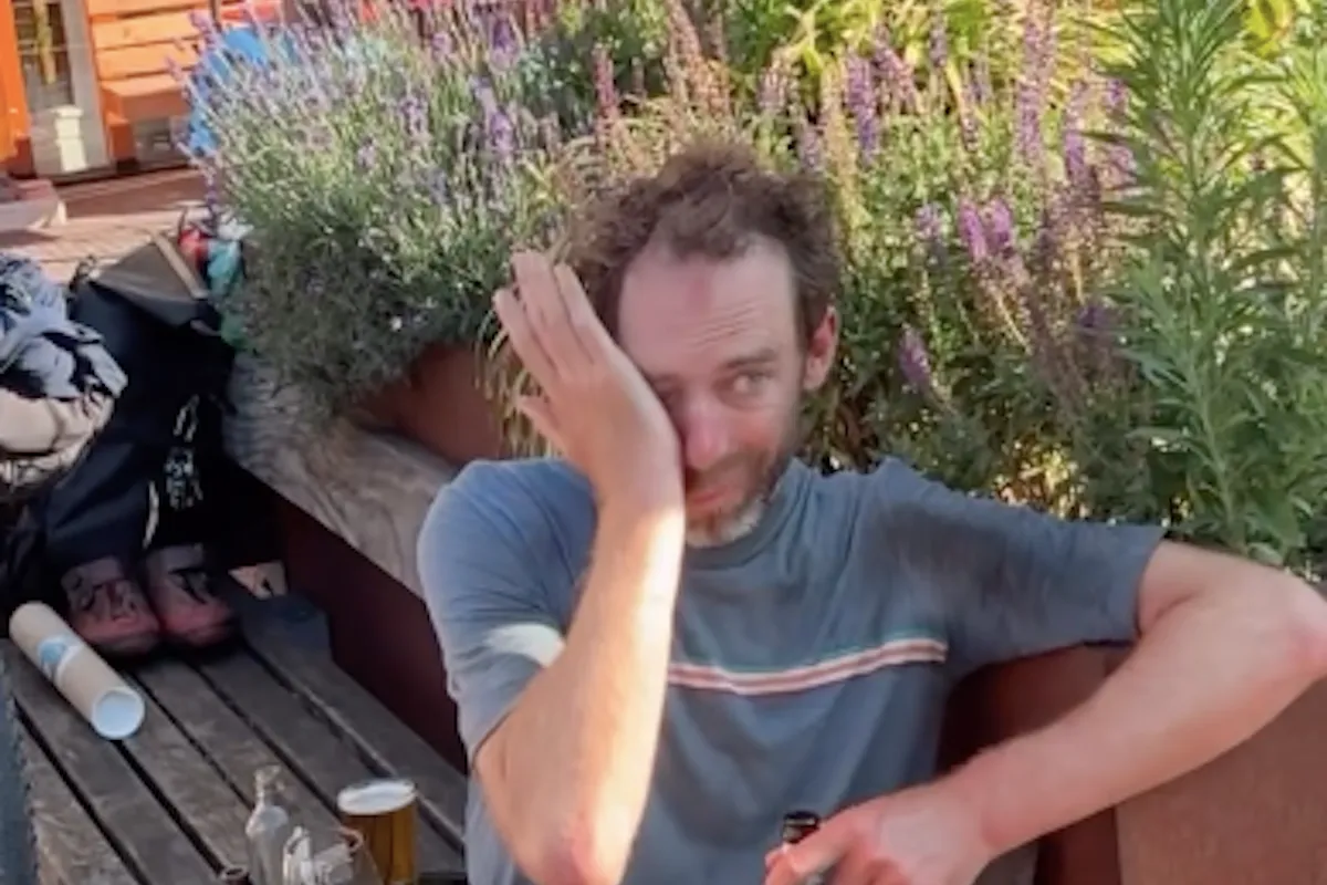 Hij is binnen! Zichtbaar geëmotioneerde Ten Dam wint Race around The Netherlands na slapen in toilet
