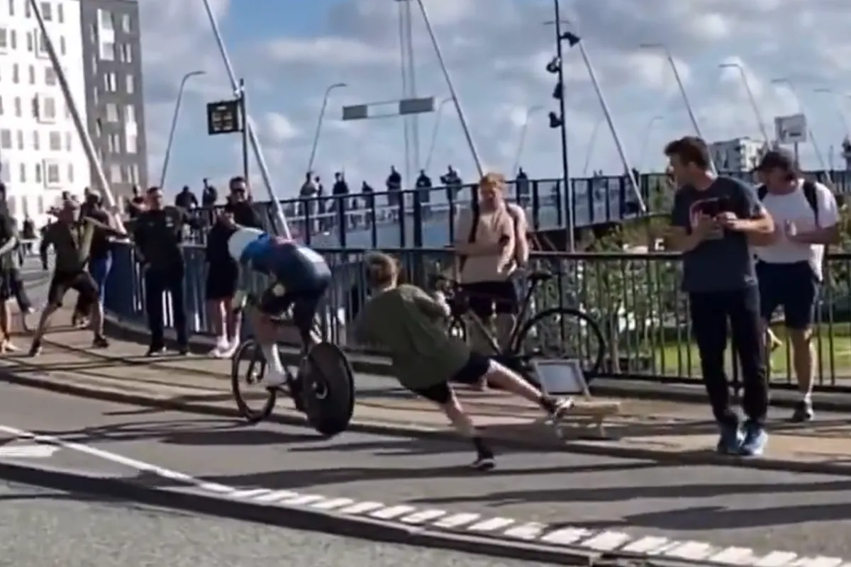 Ondertussen in het peloton | Mads Pedersen moest jongetje ontwijken in succesvolle jacht op tijdrit-titel