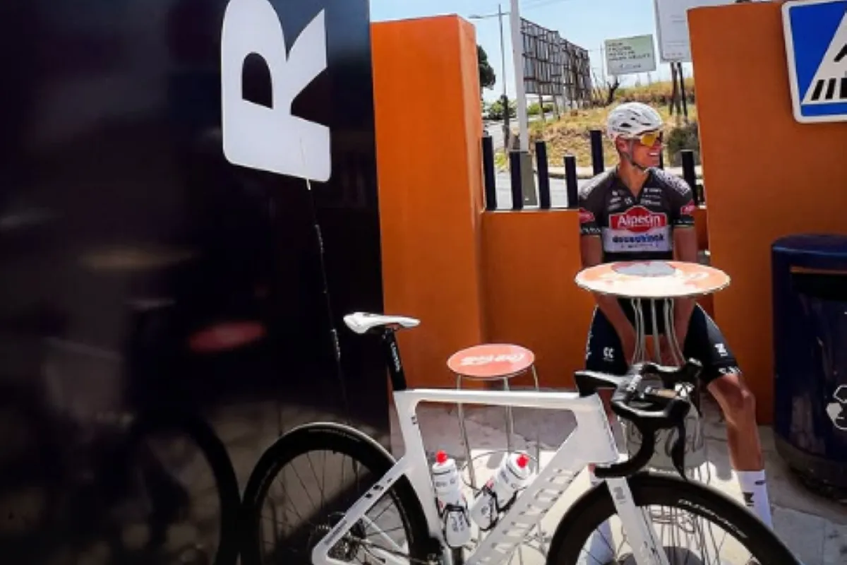 Van der Poel terug op training in Spanje, waar hij vaste trainingspartner weer opzoekt in aanloop naar Tour