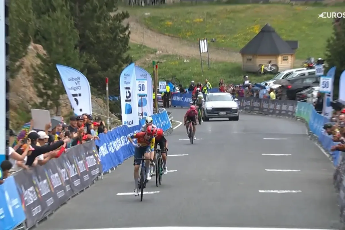 Twee maanden niet gekoerst, maar Skjelmose keert meteen met zege terug in loodzware bergklassieker in Andorra
