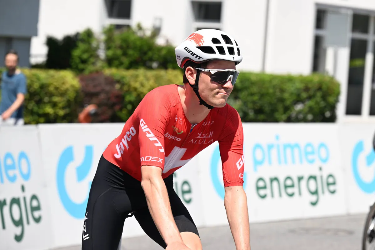 LIVE etappe 11 Tour de France 2025 | Vijf koplopers krijgen ruimte na ziedende openingsfase heuvelrit