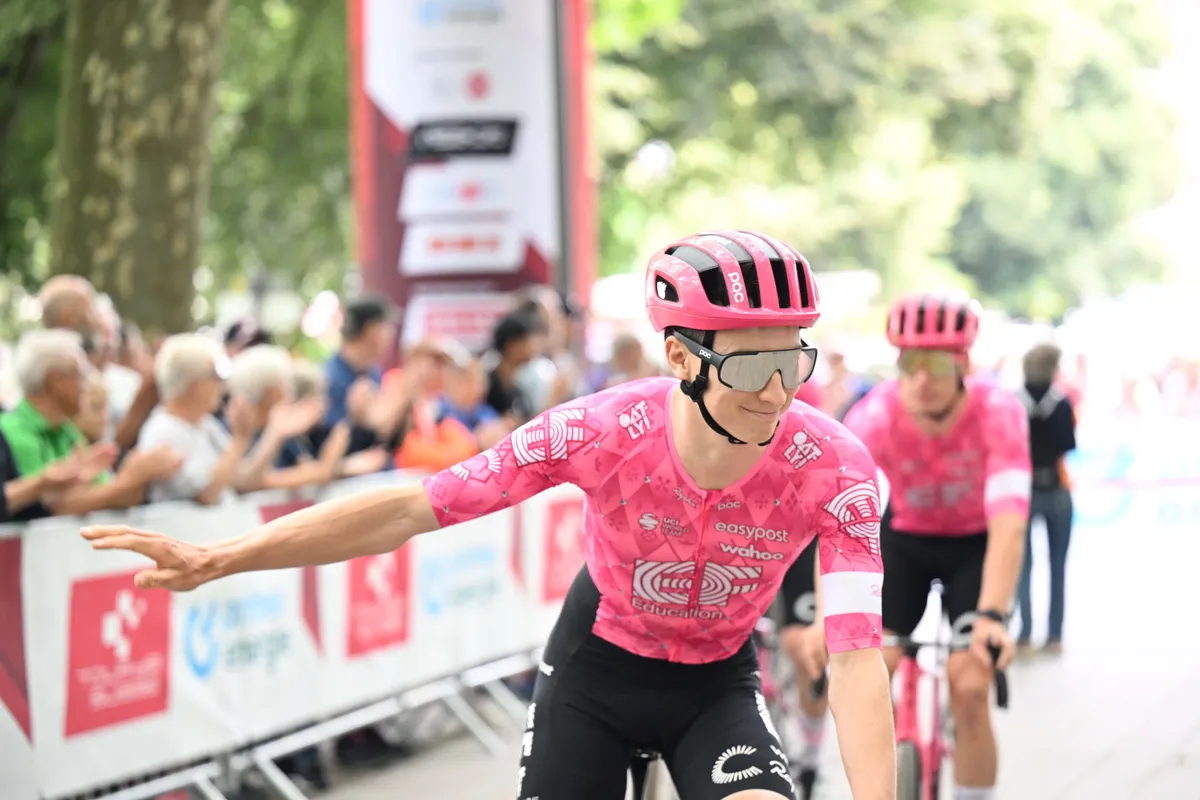 LIVE etappe 4 Ronde van Zwitserland 2025 | Powless en EF animeren openingsfase