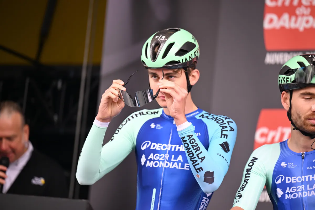 18-jarig toptalent komt in Dauphiné als één van de beste tien klimmers bovendrijven: 'Ze klommen zo snel...'