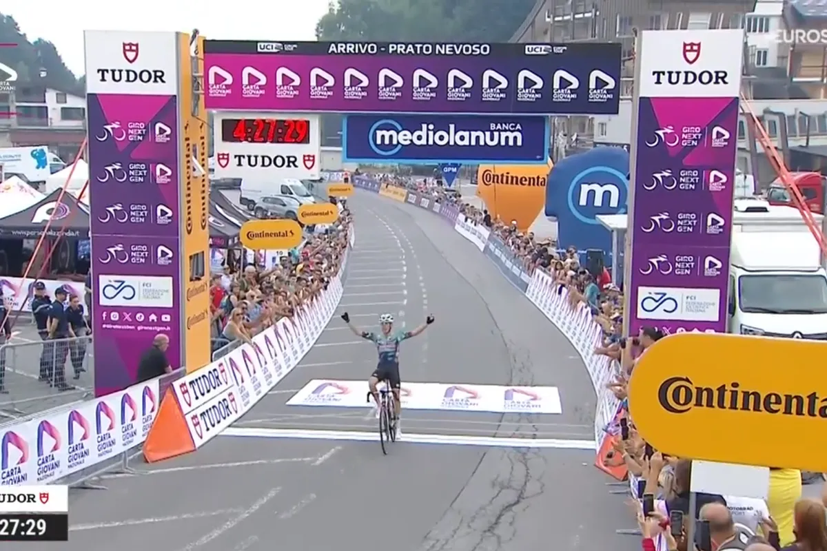 Novák wint en Nordhagen imponeert in koninginnenrit Giro Next Gen, waar Widar uit het klassement tuimelt na val