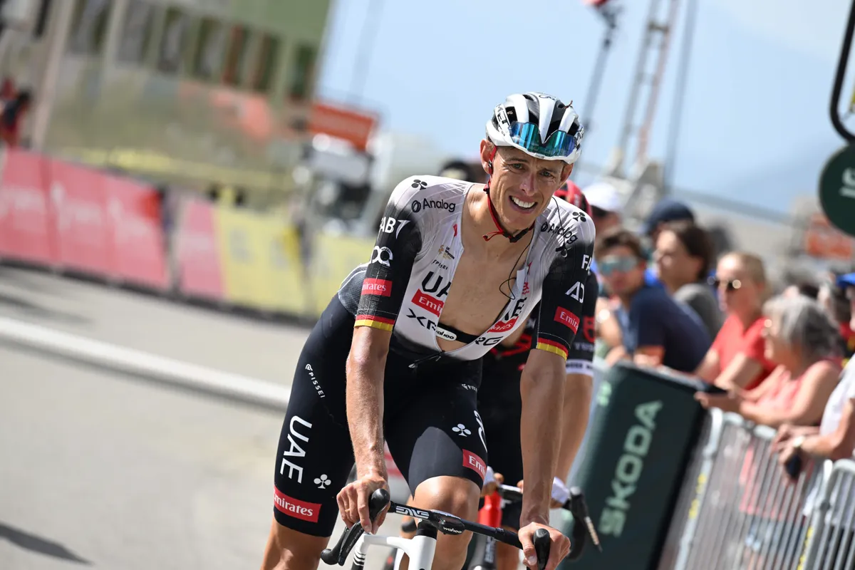 Politt haalt zijn schouders op na kritiek op gedrag in Ventoux-rit: 'Blijkbaar moeten we de nieuwe regel nog leren'