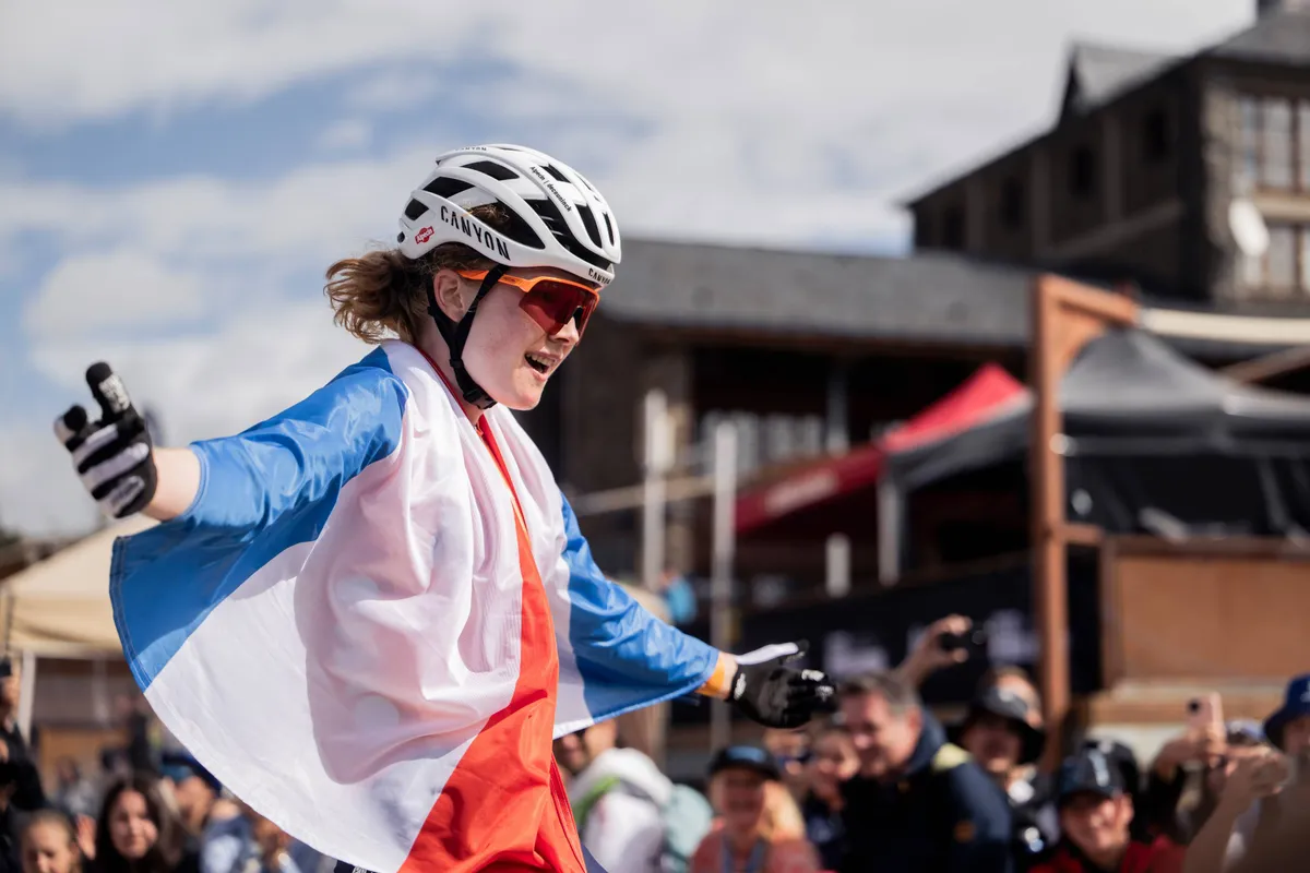 Puck Pieterse laat vanaf startrij 3 alle MTB-concurrentes haar hielen zien in de Alpen