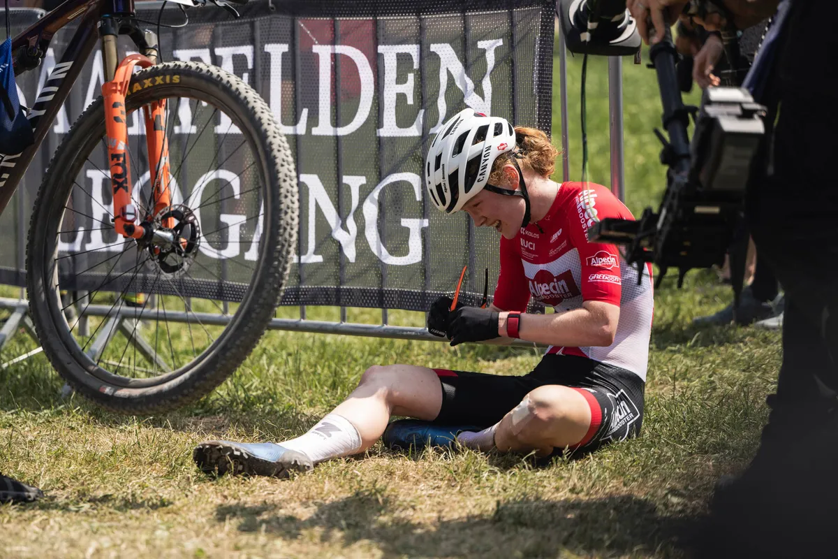 Mountainbike-rentree Puck Pieterse in Les Gets gaat niet van een leien dakje