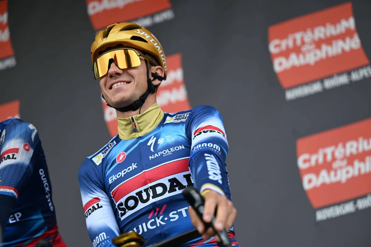 Evenepoel kon in openingsrit Dauphiné dankzij Van der Poel voor etappezege sprinten: 'Dat was een beetje vreemd'