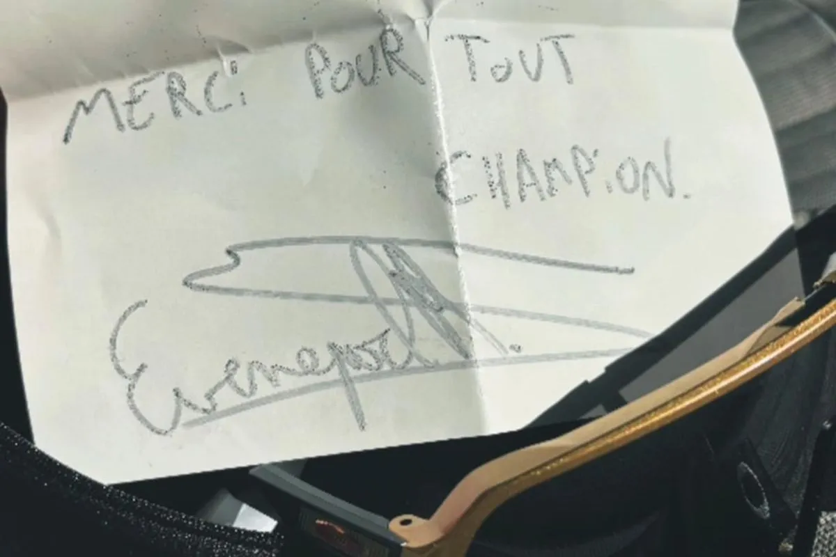 📸 Evenepoel geeft Bardet na zijn laatste koers bijzonder cadeau en briefje met mooie woorden: 'Bedankt voor alles, kampioen'