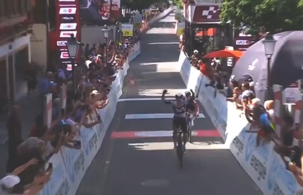 Demi Vollering beaten in sprint by strong Swiss rider Reusser after long two-woman time trial in Switzerland