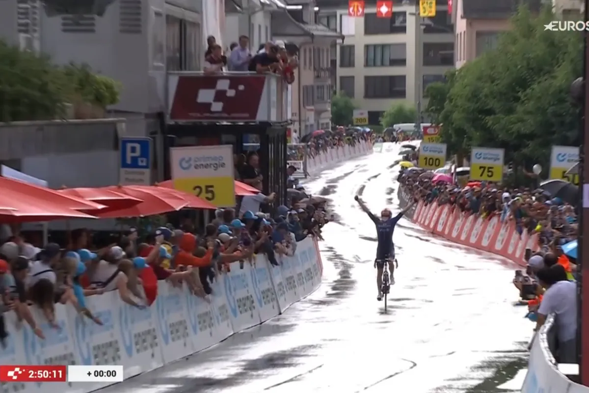 Oersterke Lemmen kan valk Grégoire (FDJ) niet volgen in afdaling en moet eerste rit Ronde van Zwitserland aan Fransman laten