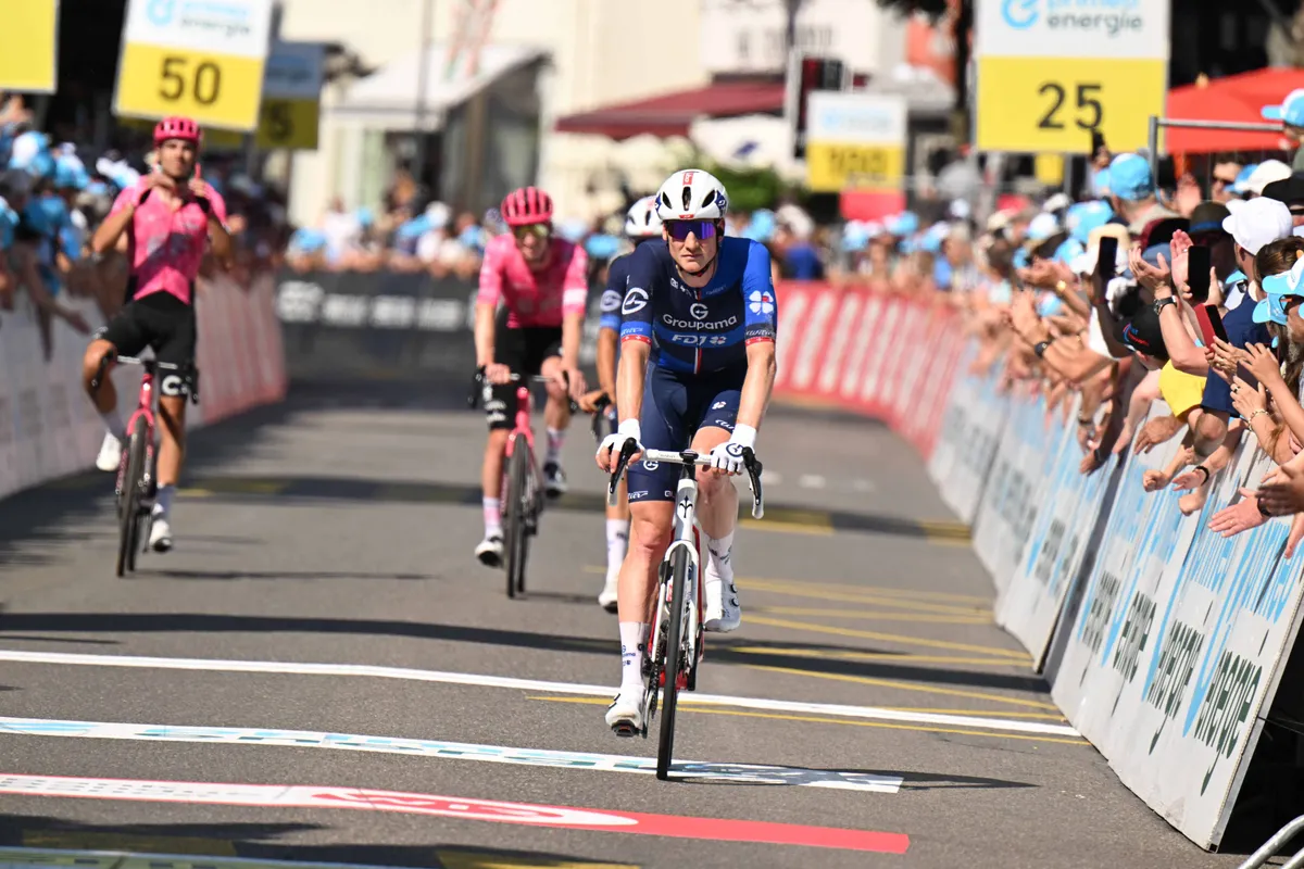 'Armworstelen met het peloton' en 'perfecte voorbereiding op de Tour': Küng en co legden sprinters vuur aan de schenen