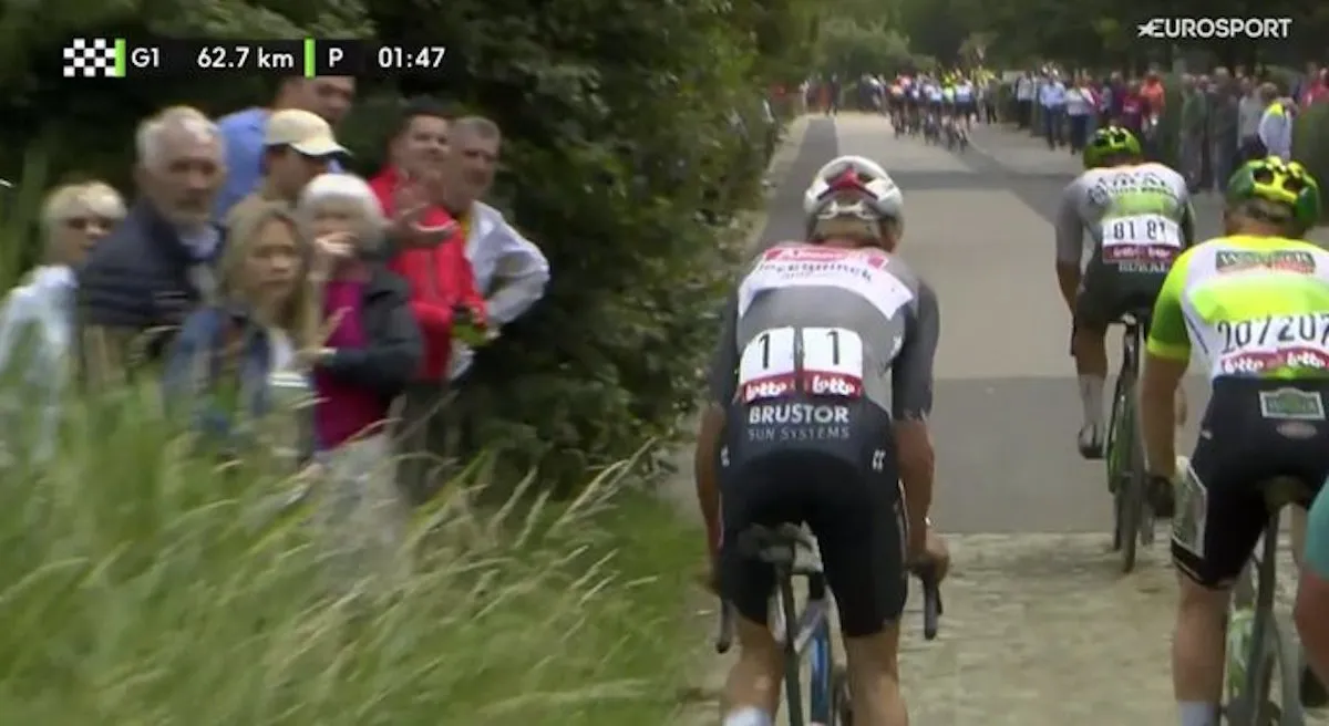 🎥 Total chaos at Antwerp Port Epic: Spectacular crash for Del Grosso, race neutralized after peloton takes wrong turn
