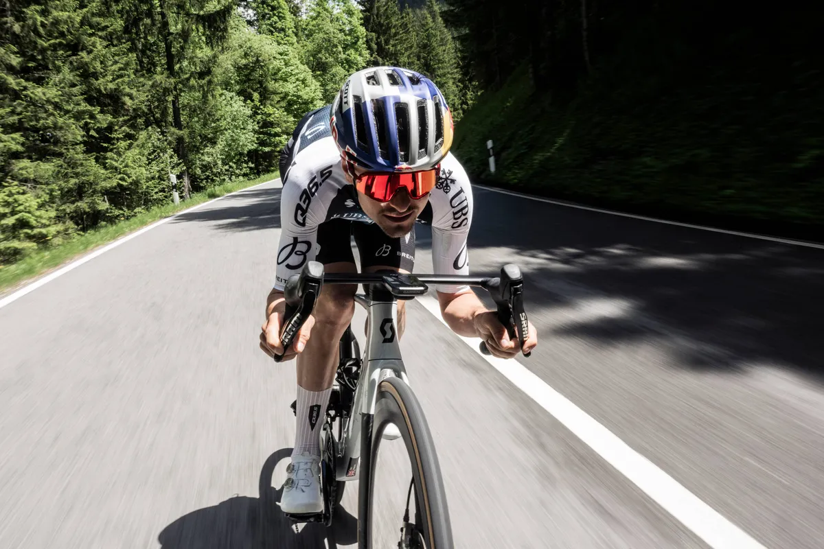 🎥 Hij doet het weer: Tom Pidcock raast voor Red Bull met bijna 100 km/u naar beneden