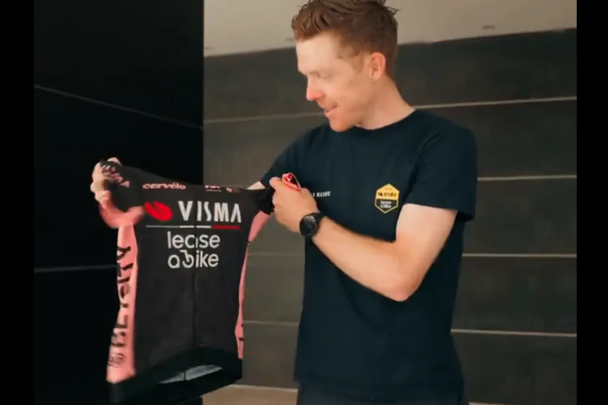 LIVE etappe 21 Giro d'Italia 2025 | Visma | Lease a Bike met speciale tenues van start