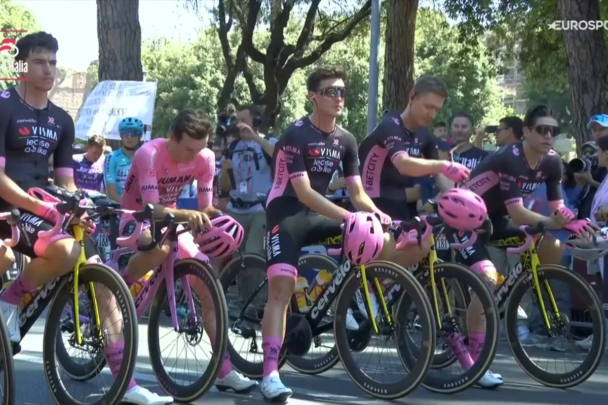 Wout van Aert vervulde glansrol op Finestre met Daisy Gesink in gedachten: 'We hadden vrijdag het nieuws al gekregen van Robert'