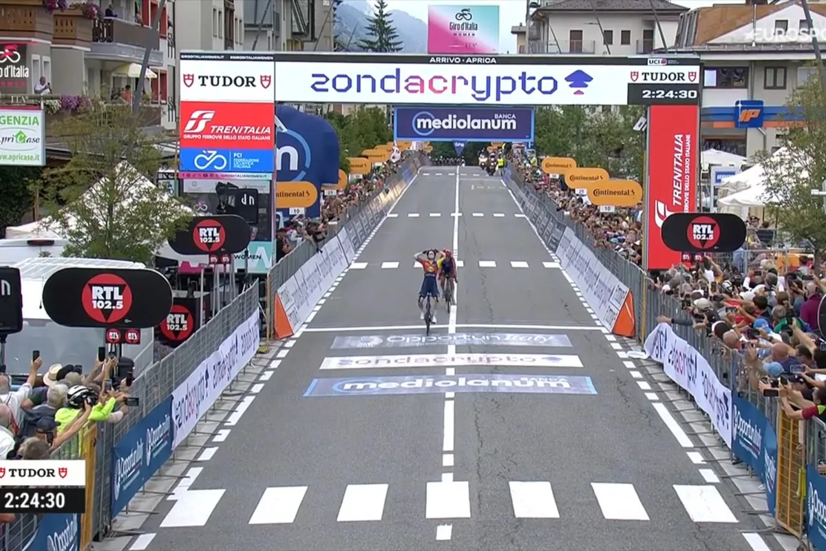 Kopgroep houdt knap stand op slotklim Giro Donne, waar Henderson de rit wint en de roze trui overneemt