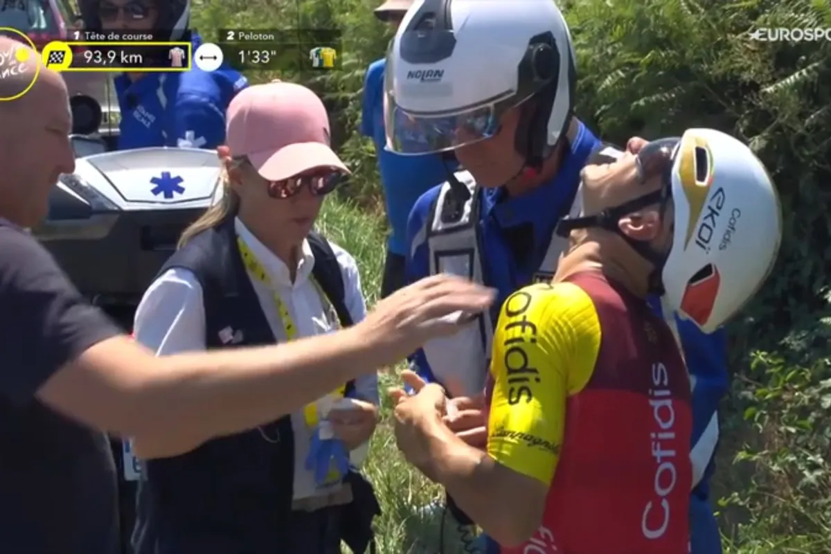 📸 Pijnlijk moment voor Coquard tijdens etappe 12: 'Fransman breekt vinger bij aanpakken mussette'