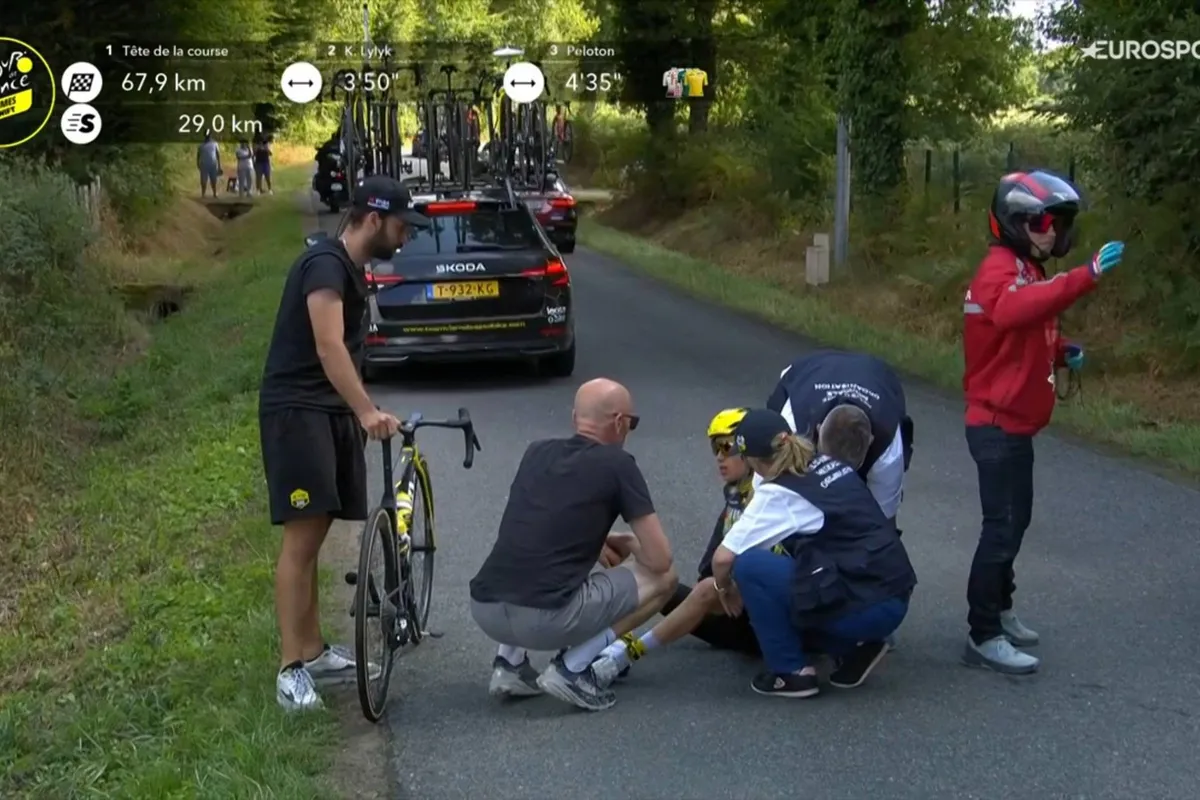 Key climbing domestique for Ferrand-Prévot taken to hospital after crash in Tour de France Femmes