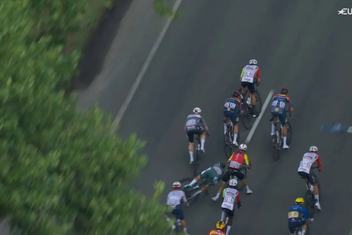 🎥 Jasper Philipsen hard ten val in tussensprint, Belg met veel schade uit de Tour gevallen