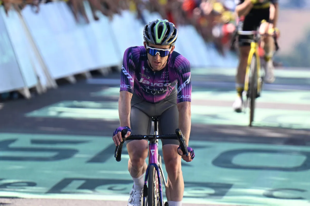 Deelnemers, rugnummers en uitvallers Tour de France 2025 | Dunbar vlak voor start toch derde uitvaller na zware crash