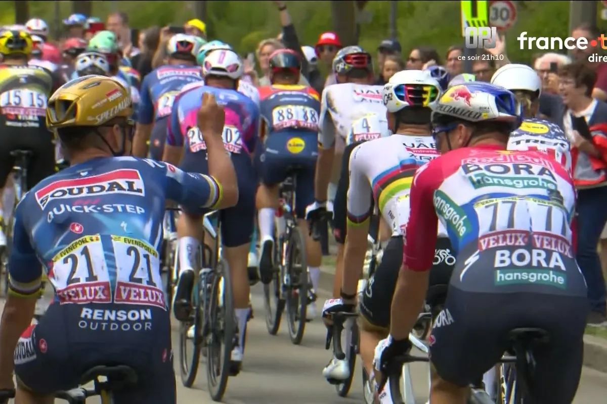 🎥 Evenepoel deelt (nieuwe) gele kaart uit aan Van Poppel, die zijn fout als 'race-incident' ziet: 'Ze pakken je gelijk aan'