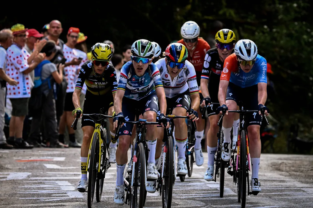 Van der Breggen en Rooijakkers met besten mee in Tour de France Femmes, Pieterse komt net tekort