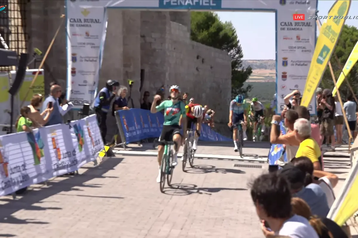 UAE eindelijk verslagen: verrassend talent Etxebarria (Equipo Kern Pharm) de beste in Vuelta Castilla y Leon