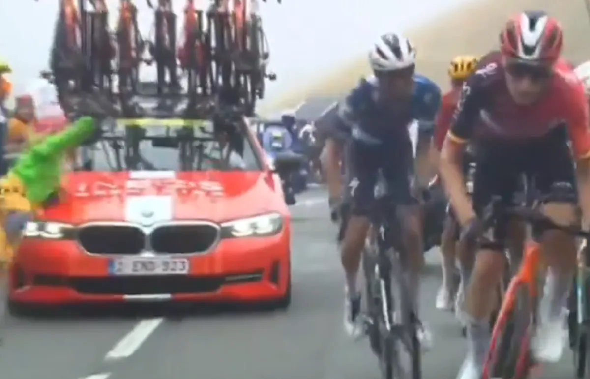 🎥 Schrokken ook zij van koersgedrag Rodríguez achter Arensman? INEOS Grenadiers-auto rijdt supporter omver op Peyresourde