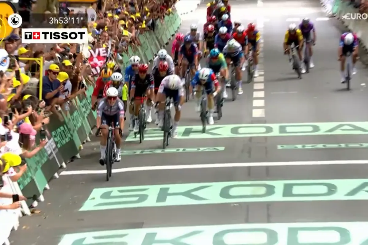 Waaierspektakel in openingsrit Tour de France bezorgt Philipsen gele trui, Evenepoel verliest tijd op rivalen