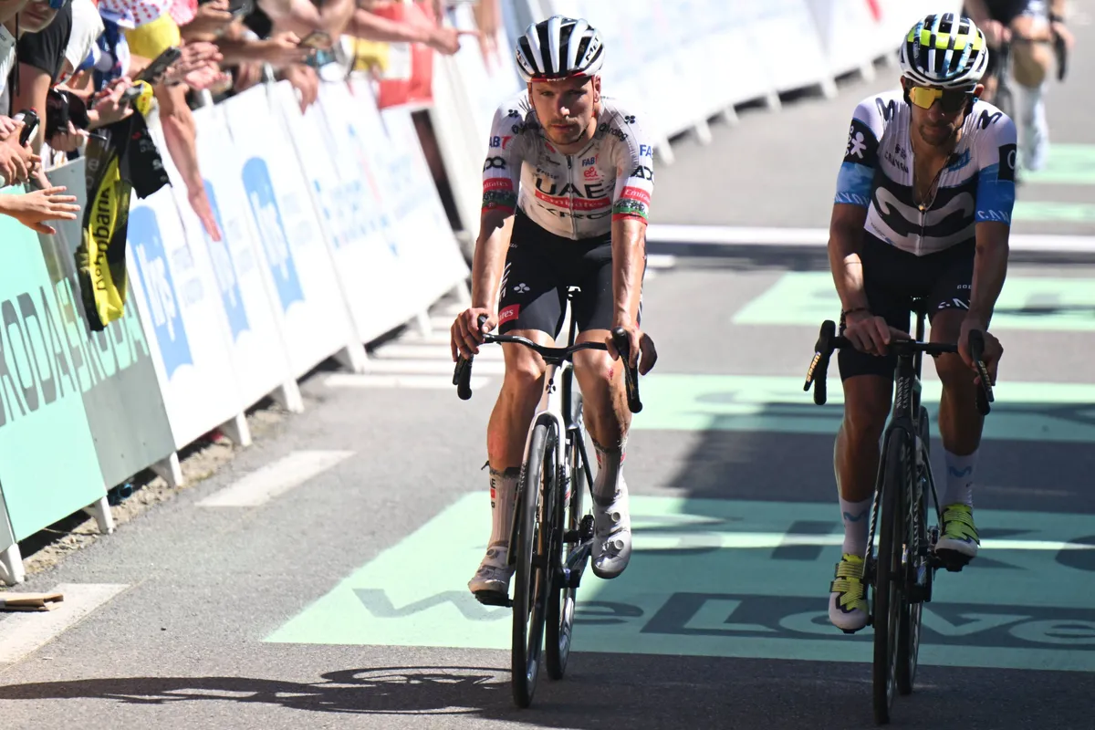 LIVE etappe 9 Tour de France 2025 | Van der Poel en Rickaert stampen door, maar Almeida kan niet verder en stapt af