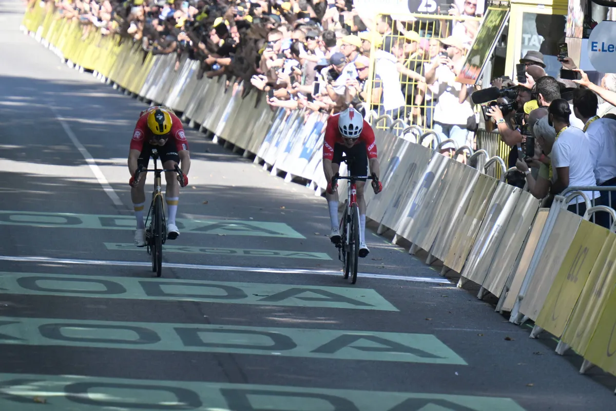 🎥 Samenvatting etappe 11 Tour de France 2025: De dag dat Pogacar won en Van der Poel net te kort kwam